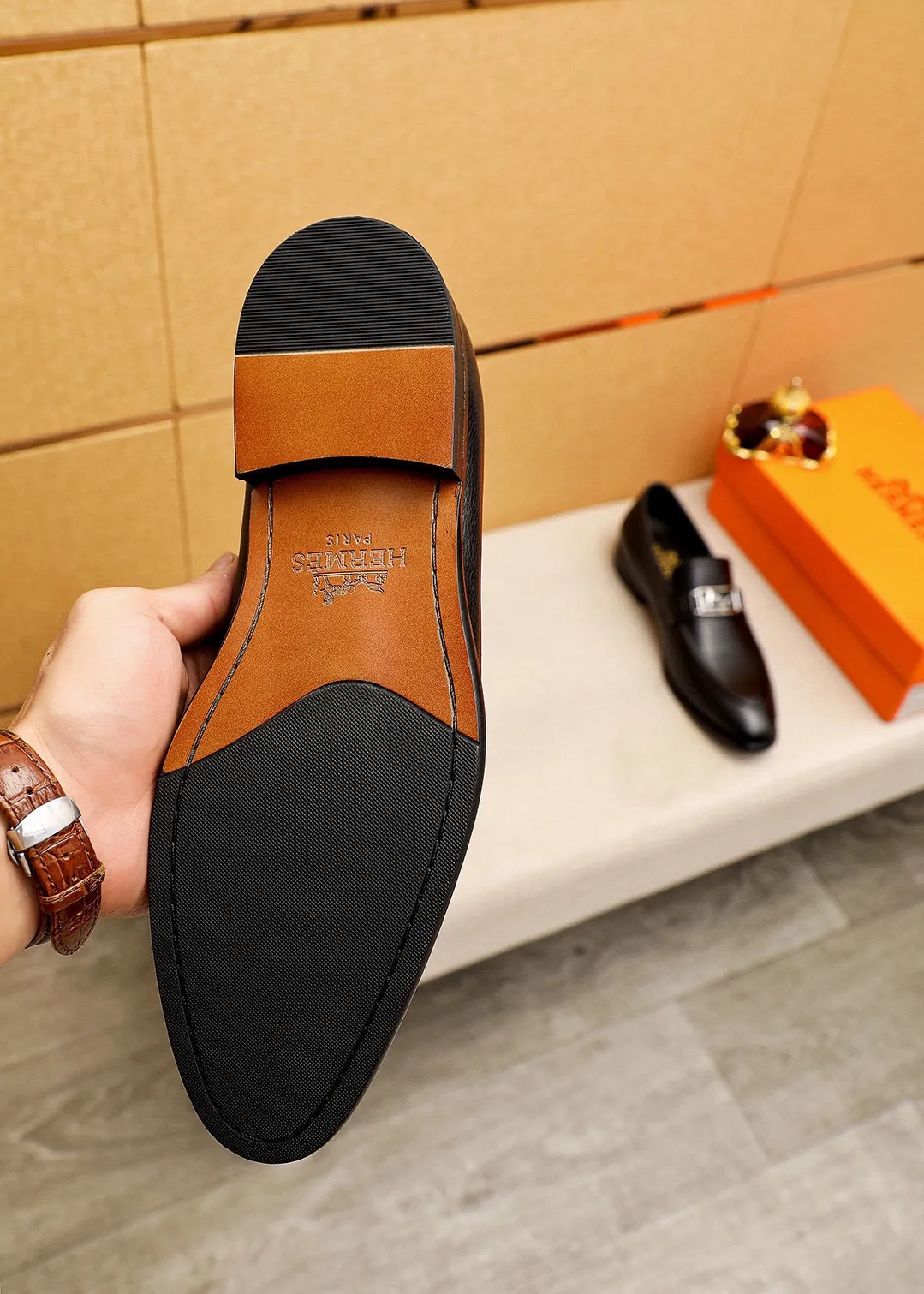 Men's shoes 💰480 💐 Product trademark: HERMES "Hermès" casual leather shoes Regular size: 39-44 (38.45.46🉑️Customized) Product materials: Selected imported first-layer pebbled calfskin upper + classic hardware buckle, imported water-dyed 🐂 cowhide lining. Strong three-dimensional visual effect, combined outsole Color: 1⃣️color optional